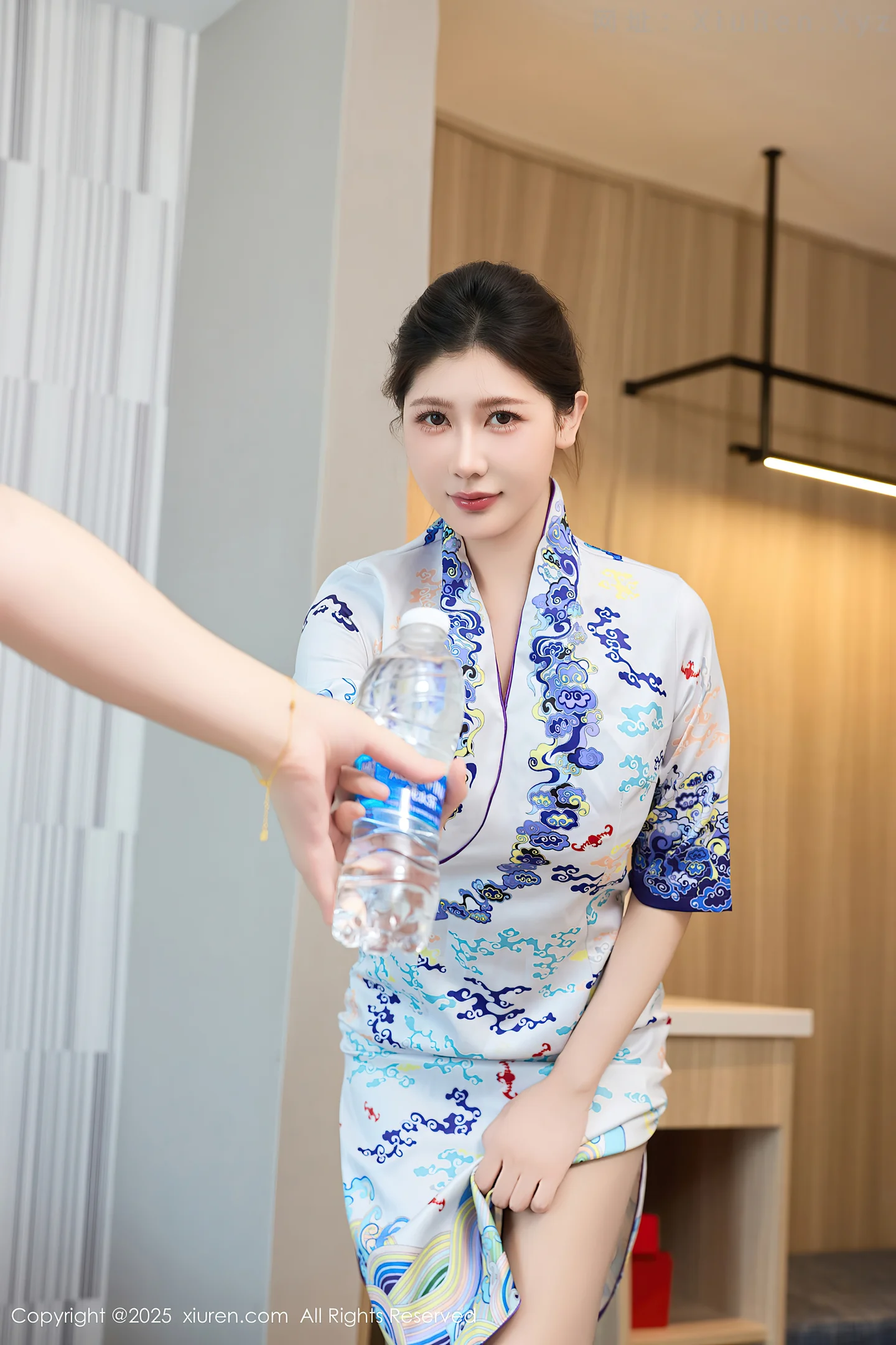 图片[6]-[XiuRen秀人网]VOL.10654 模特尹甜甜性感空姐旗袍制服露白色内衣配灰丝袜秀美腿诱惑写真54P-秀人网官方网站